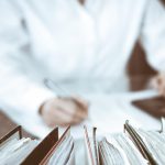 Personne avec de la documentation et des dossiers